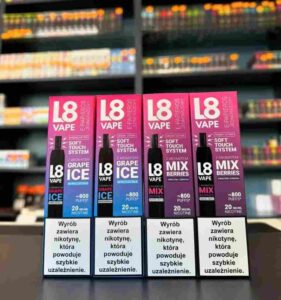użytkownik nowoczesnego vape Polska, osoba używająca jednorazowego e-papierosa, mobilny styl życia vape, zaawansowany e-papieros konsument - E-papierosy online