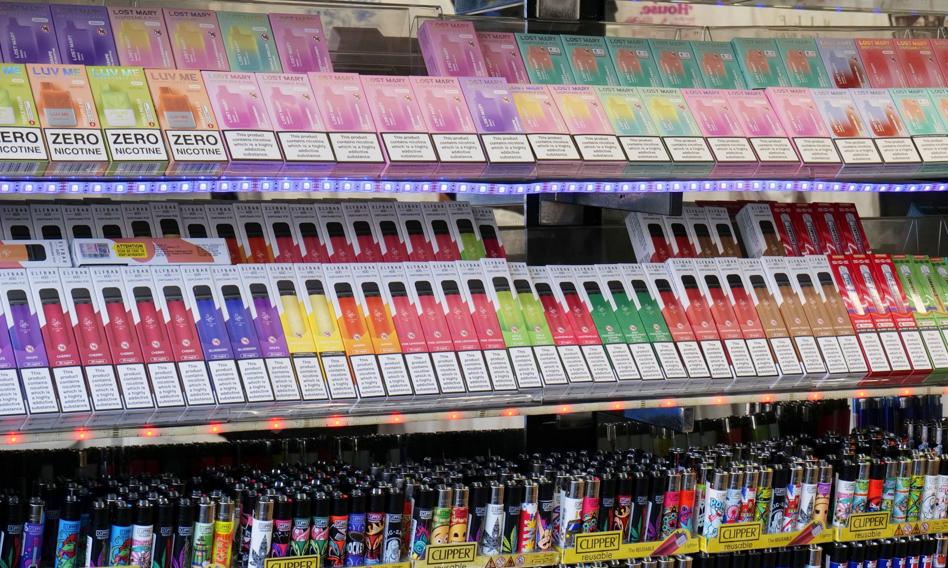 małe kolorowe jednorazowe e-papierosy zakaz, podatek akcyzowy vape jednorazówki, walka z vape dla nieletnich - Koniec e-papierosów w rękach młodych. Rząd wprowadza zakaz ...