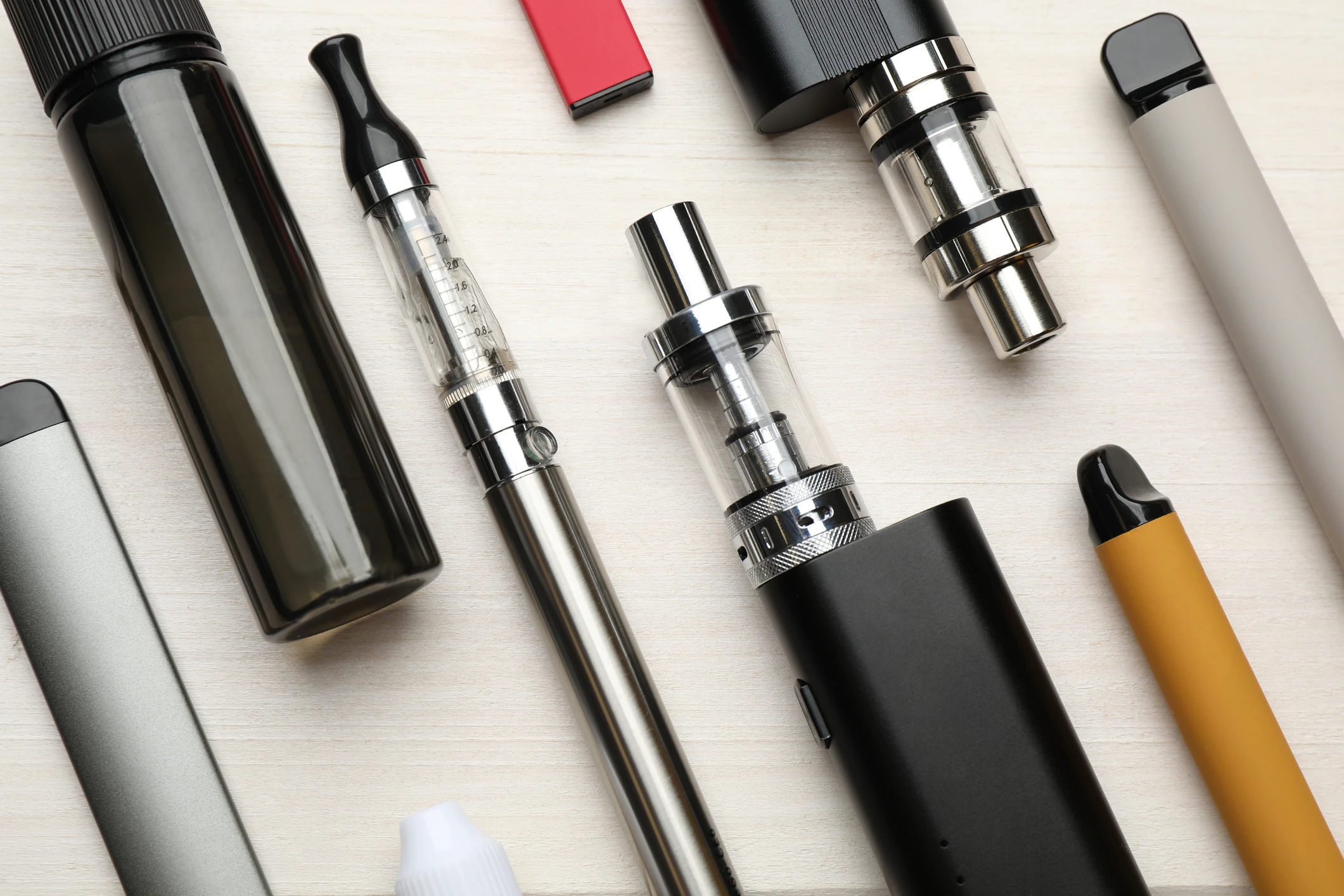 E-papieros Airmez LUX 60000 Puffs, podkreślający jego elegancki design i dużą pojemność, z sugestią funkcji dual mesh coil.