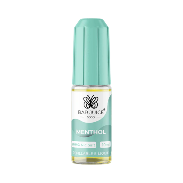Butelka e-liquidu Bar Juice 5000 o pojemności 10 ml na tle innych akcesoriów do vape lub porównana z większym urządzeniem.