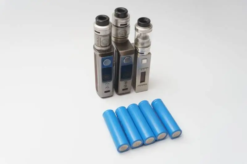 Dłoń podłączająca e-papierosa hifancy twin max 60000 do portu USB-C w komputerze lub do ładowarki sieciowej 5V/1A, symbolizująca bezpieczne praktyki ładowania.