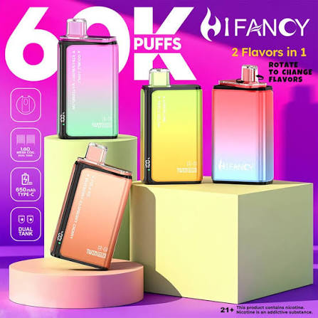 E-papieros hifancy twin max 60000 otoczony świeżymi, soczystymi owocami (np. truskawki, arbuz, borówki) z delikatną, gęstą chmurą pary unoszącą się w tle, podkreślającą wyrazistość smaku.