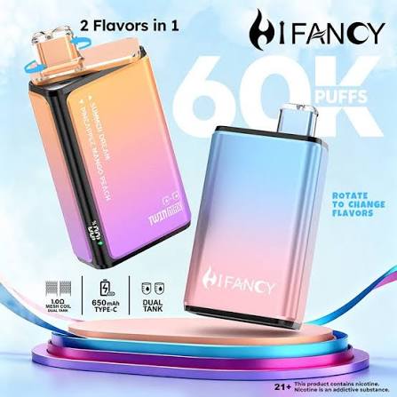 E-papieros hifancy twin max 60000 otoczony świeżymi, soczystymi owocami (np. truskawki, arbuz, borówki) z delikatną, gęstą chmurą pary unoszącą się w tle, podkreślającą wyrazistość smaku.