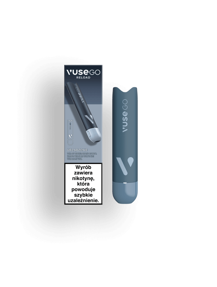 Osoba ładująca system kapsułkowy Vuse Reload 1000 za pomocą kabla USB-C przy biurku w biurze lub w domu, obok leżą wymienne wkłady smakowe.