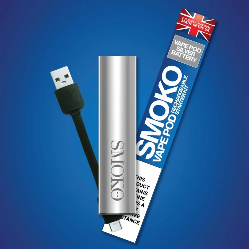 Obraz przedstawia zestaw niezbędnych narzędzi do obsługi e-papierosa: urządzenie bazowe (bateria/mod), kompatybilny kartridż, kabel ładujący USB-C oraz butelkę liquidu, ułożone na płaskiej powierzchni.