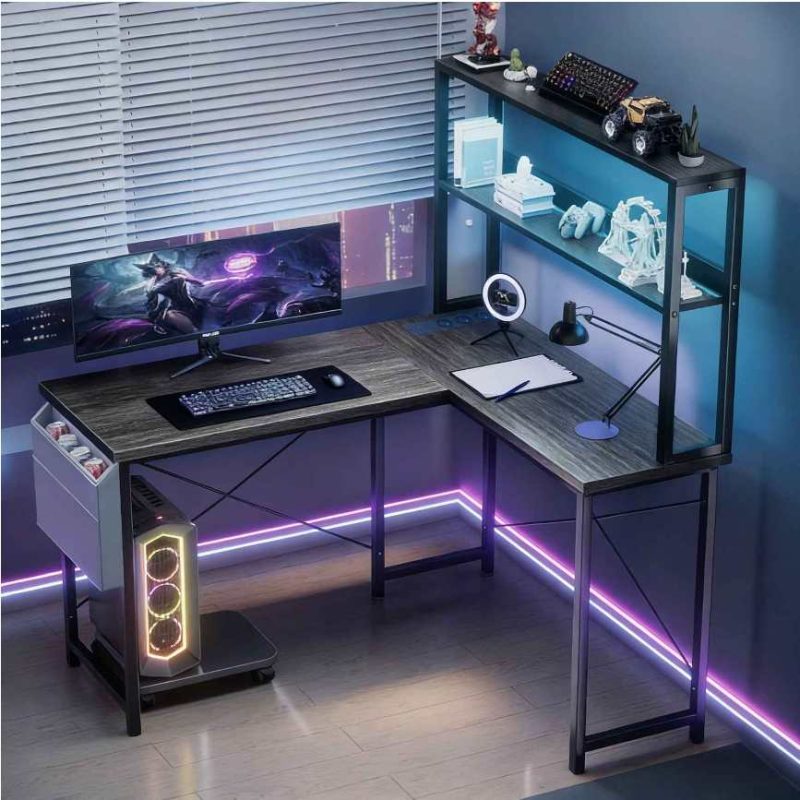 Czyste i minimalistyczne stanowisko gamingowe z podświetleniem RGB, na którym elegancki, nowoczesny e-papieros z technologią Dual Mesh harmonijnie współgra z estetyką biurka.